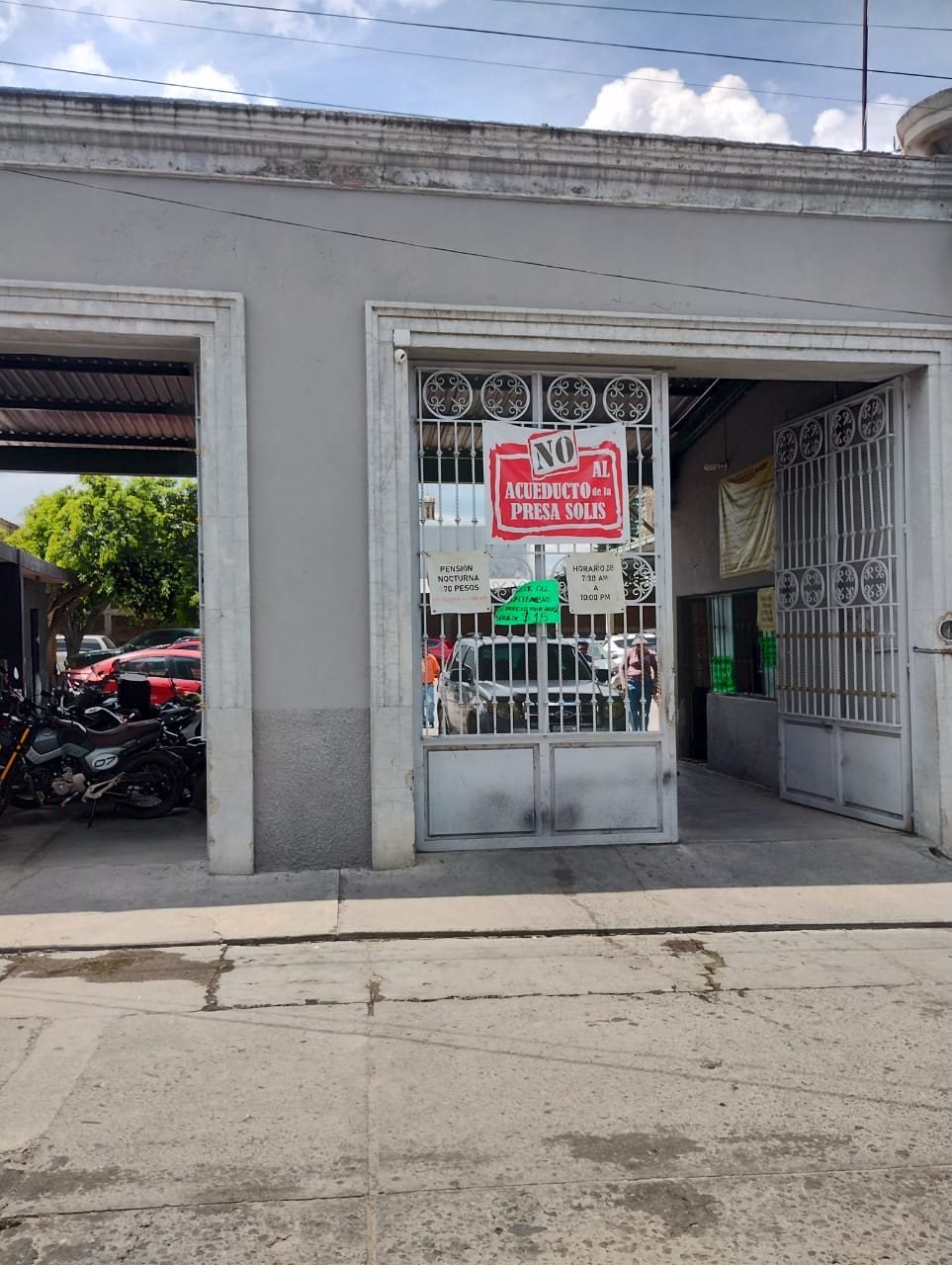 Negocio en Acámbaro con un cartel de «No al acueducto de la presa Solís» pegado en el cristal.