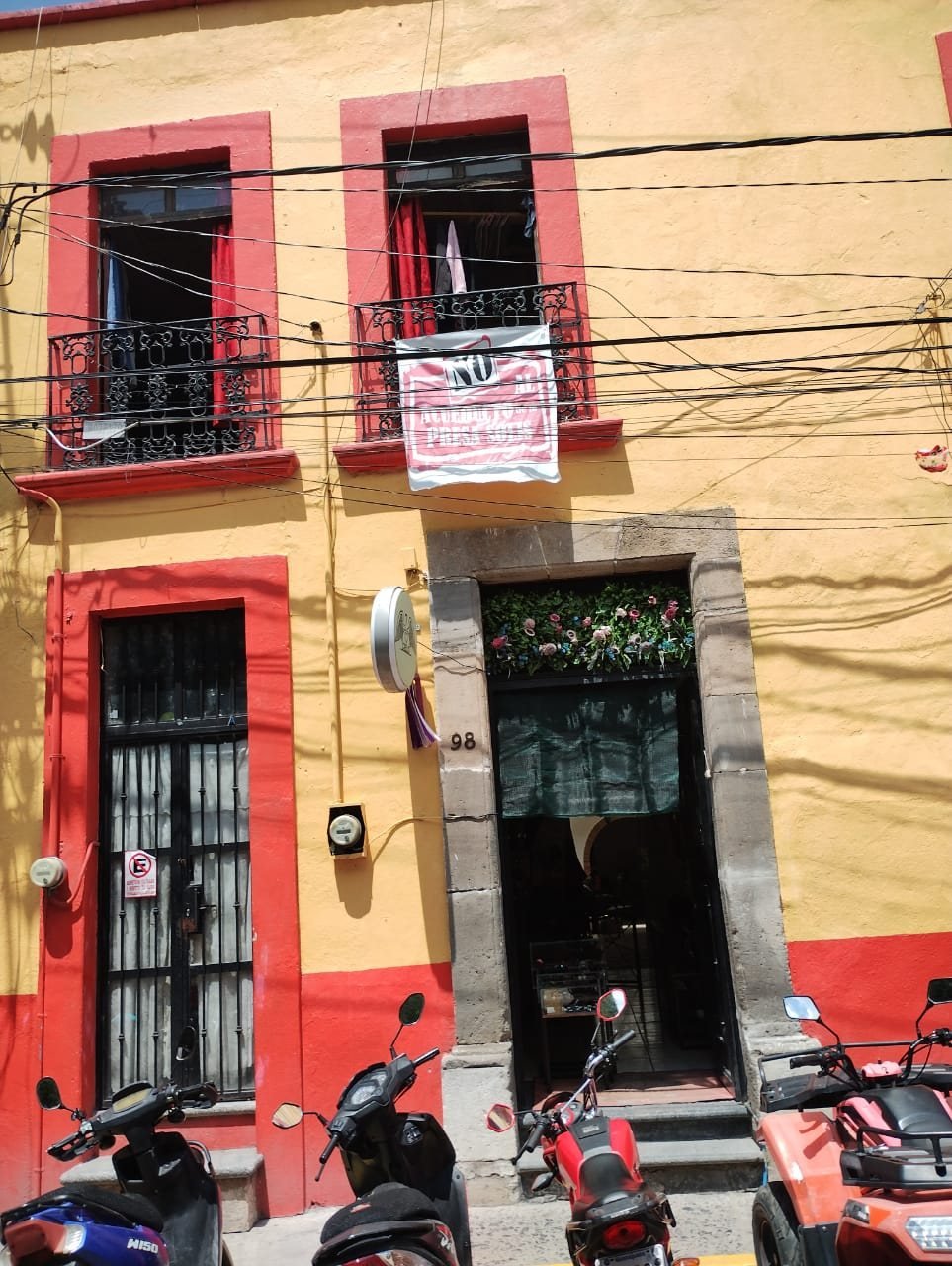 Fachada de una casa en el centro de Acámbaro con carteles contra el acueducto en el balcón y en la puerta.