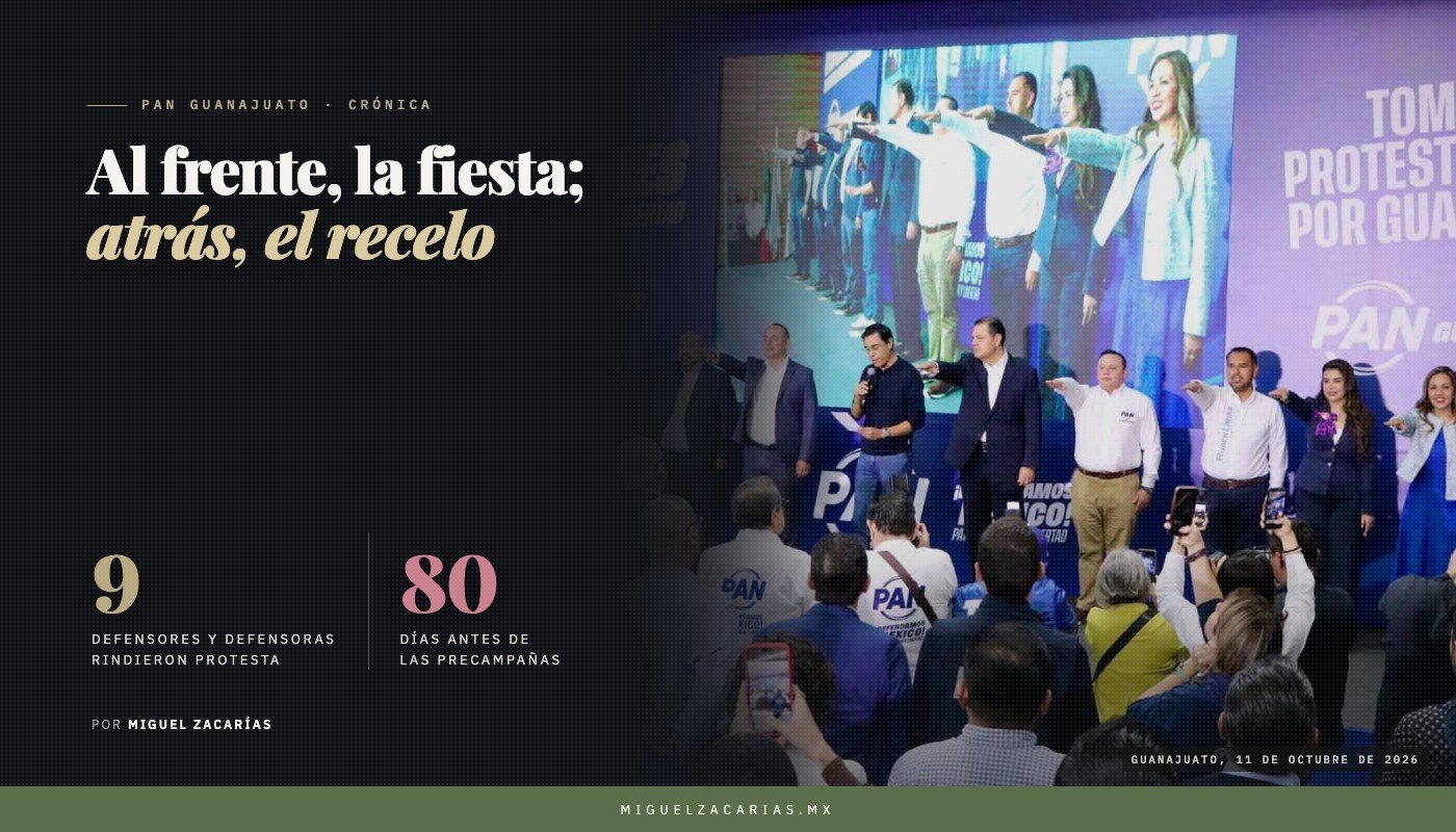 Toma de protesta de los defensores del PAN en Guanajuato: el grupo en el escenario y el público de espaldas, con celulares en alto.