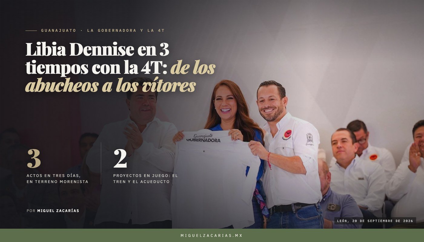 La gobernadora Libia Dennise García recibe una camisa de la CATEM entre dos dirigentes, en el acto de León.