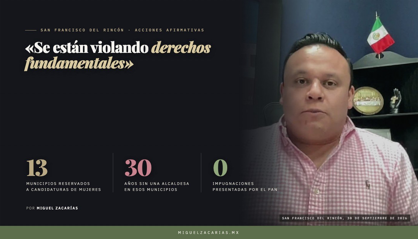 Antonio Navarro Padilla durante la entrevista, con una bandera de México al fondo