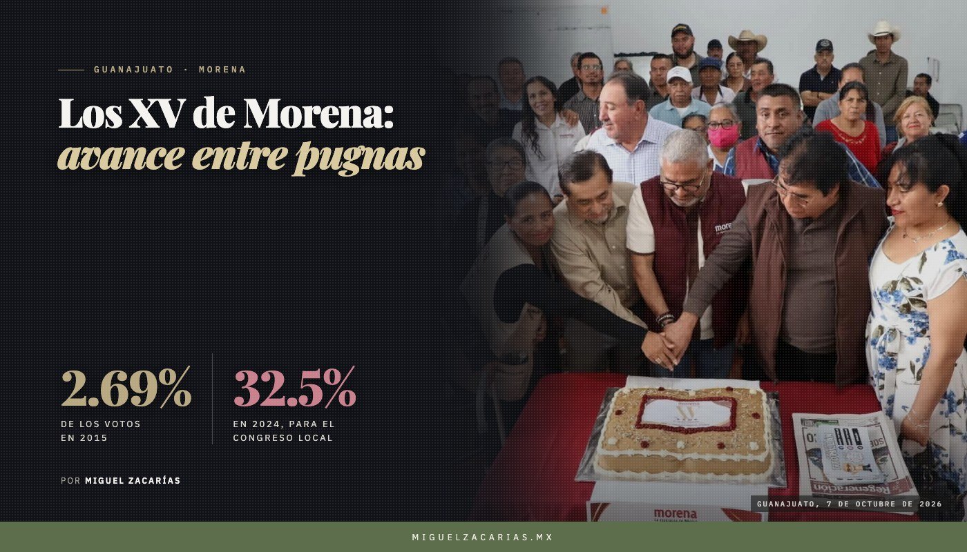 Militantes de Morena cortan juntos un pastel con el logotipo del partido, en el festejo por sus XV años.