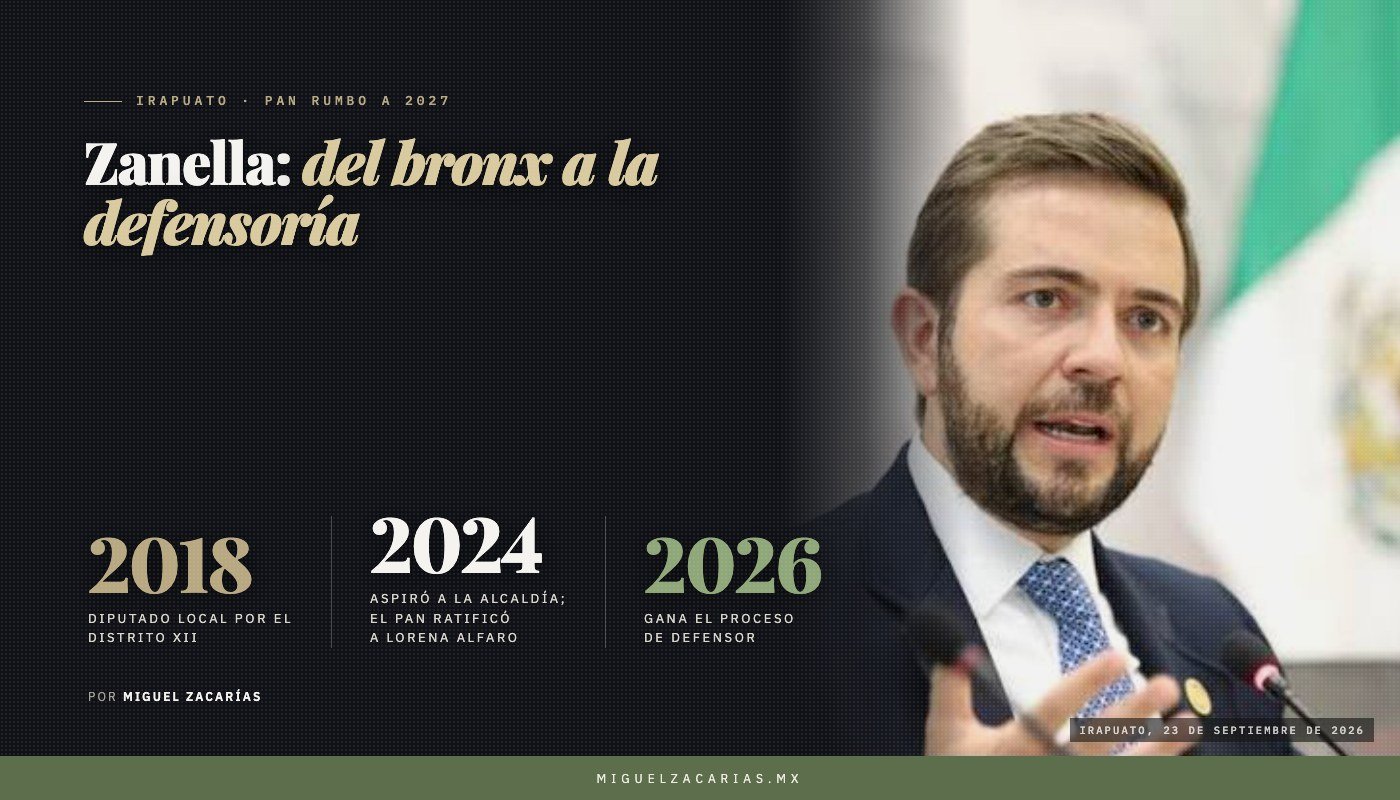 Víctor Manuel Zanella habla ante un micrófono, con la bandera de México al fondo.
