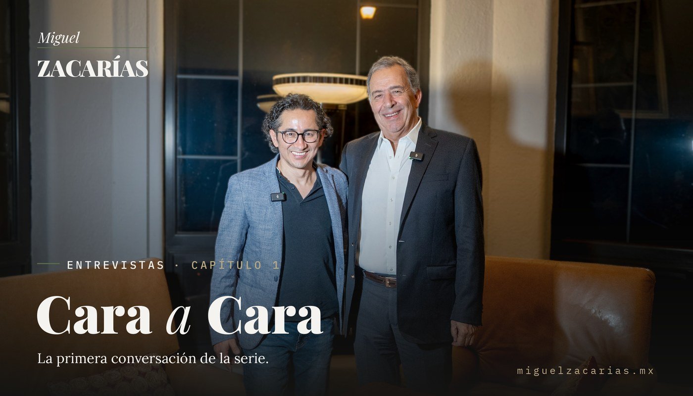 Portada del primer capítulo de Cara a Cara: dos hombres de pie en un interior, con el nombre de la sección sobrepuesto.