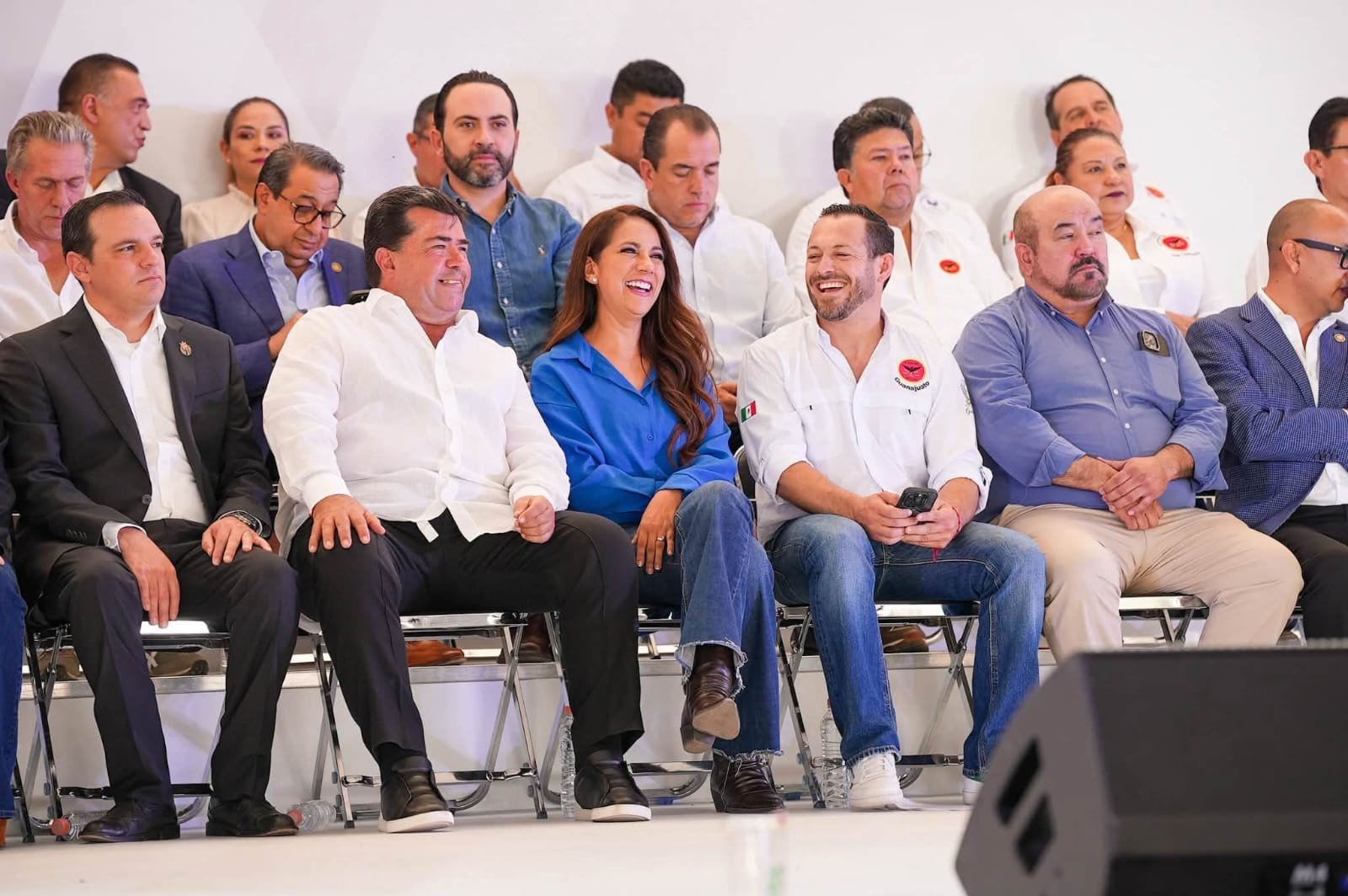 Presídium de la toma de protesta de la CATEM en León, con la gobernadora sentada entre dirigentes.