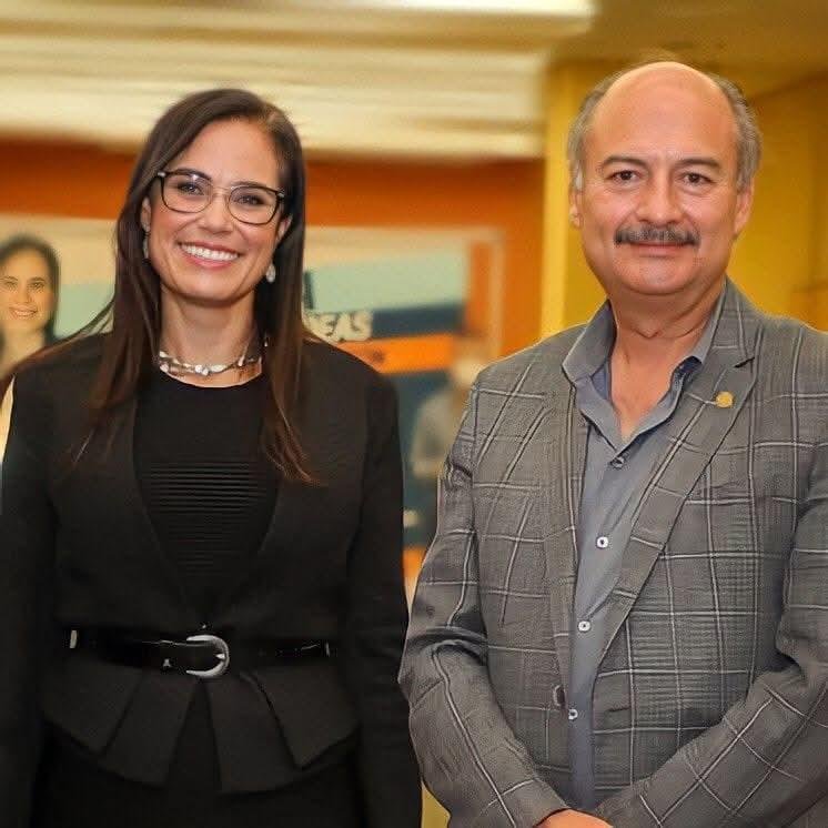 Una mujer y un hombre posan juntos en un evento.