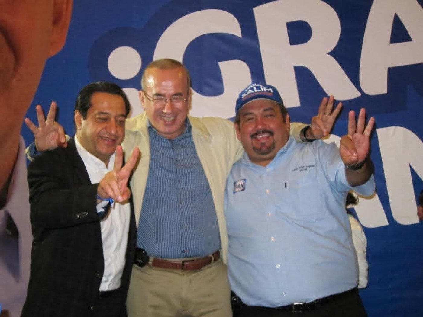 Jorge Espadas celebra con otras dos personas frente a una lona de agradecimiento de la campaña de 2012.