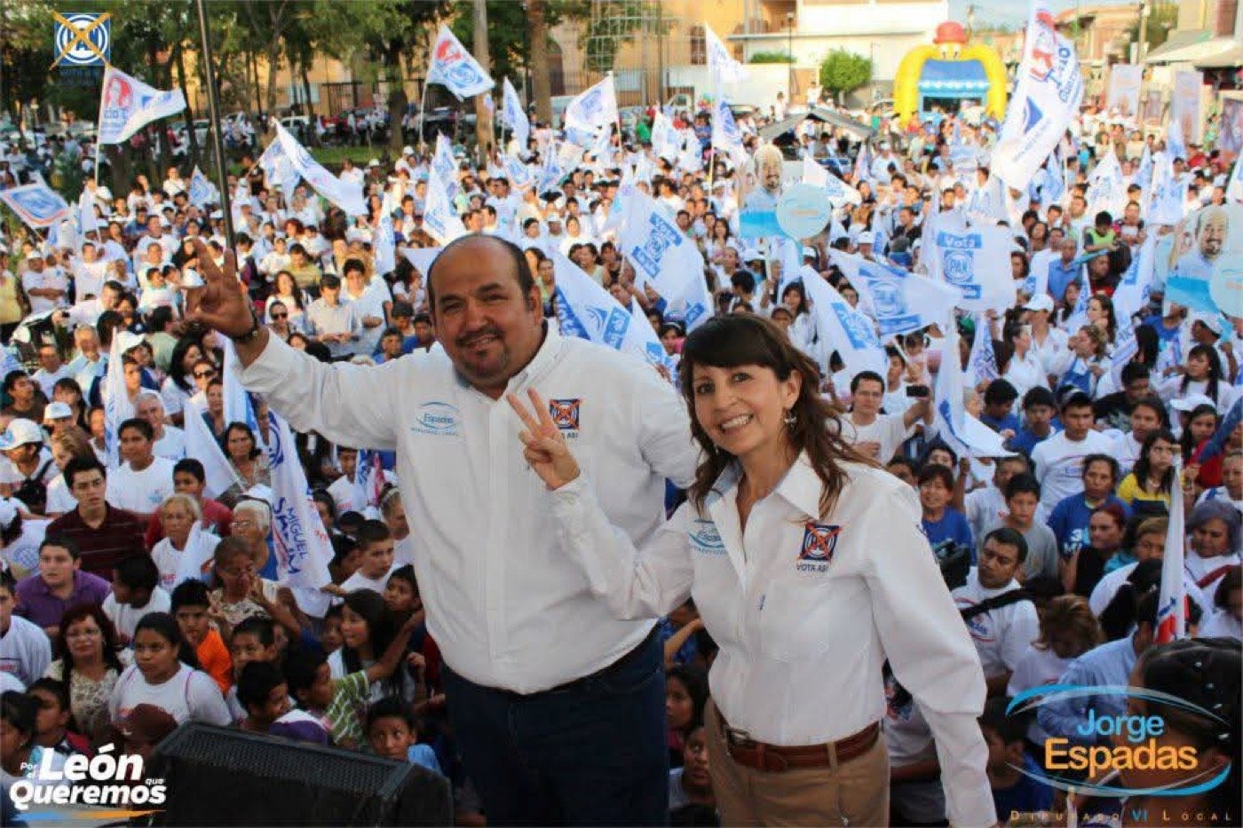 Jorge Espadas saluda desde el templete en un mitin de campaña en León, en 2012.