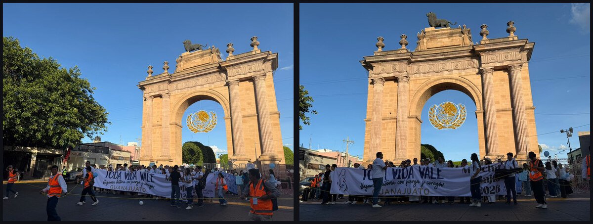 El Arco de la Calzada de los Héroes de León con la marcha pasando debajo