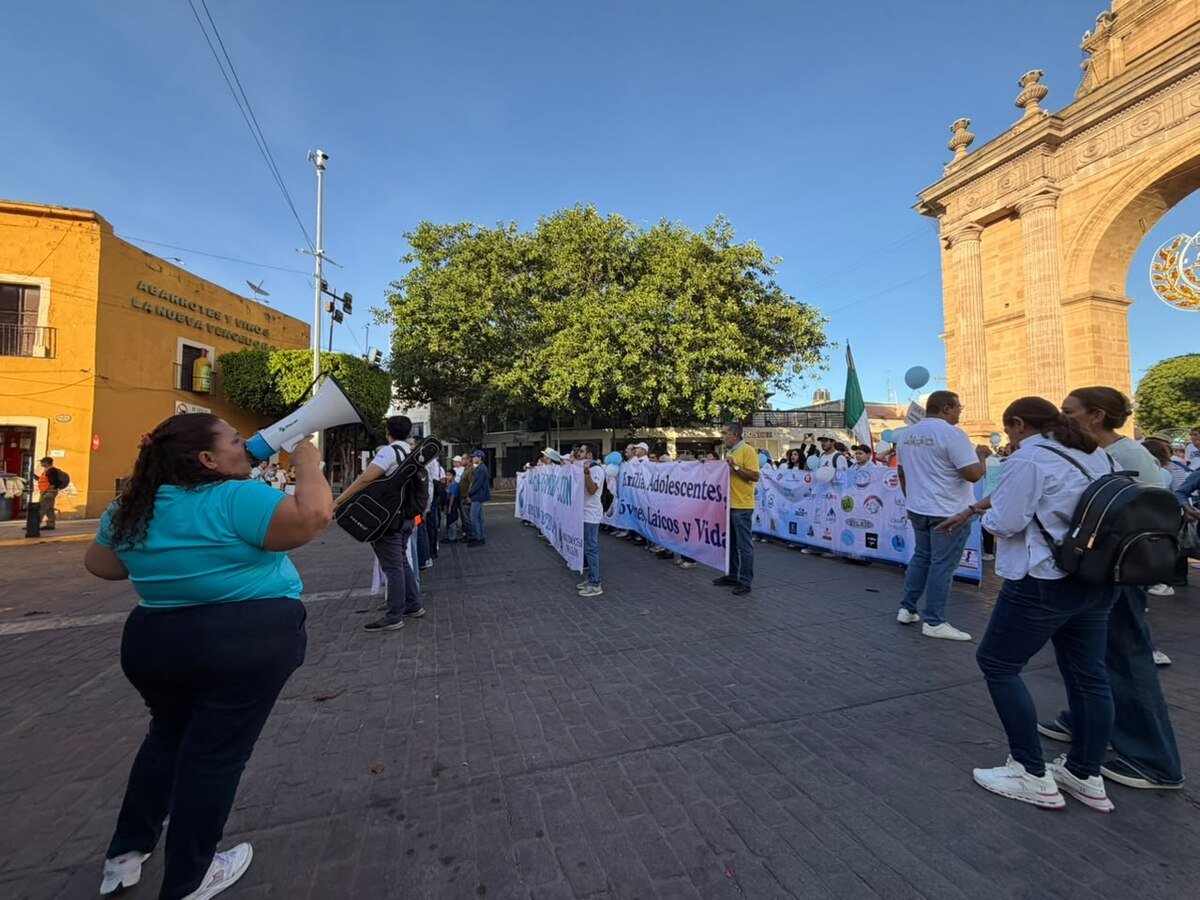 La marcha avanzando compacta por una calle del Centro Histórico de León