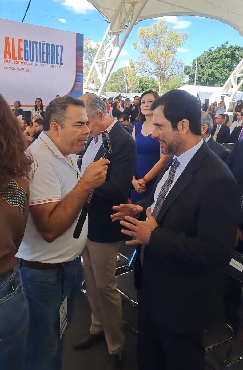 Jorge Álvarez Máynez atiende a un reportero durante el informe de la alcaldesa de León