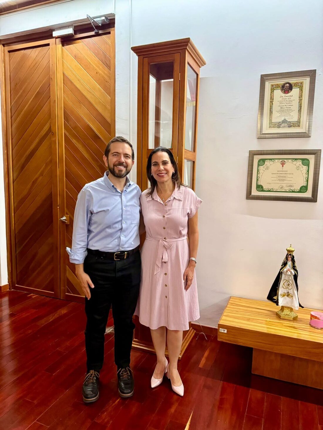 Víctor Zanella y la alcaldesa Lorena Alfaro posan juntos y sonrientes en una oficina de la Presidencia Municipal de Irapuato