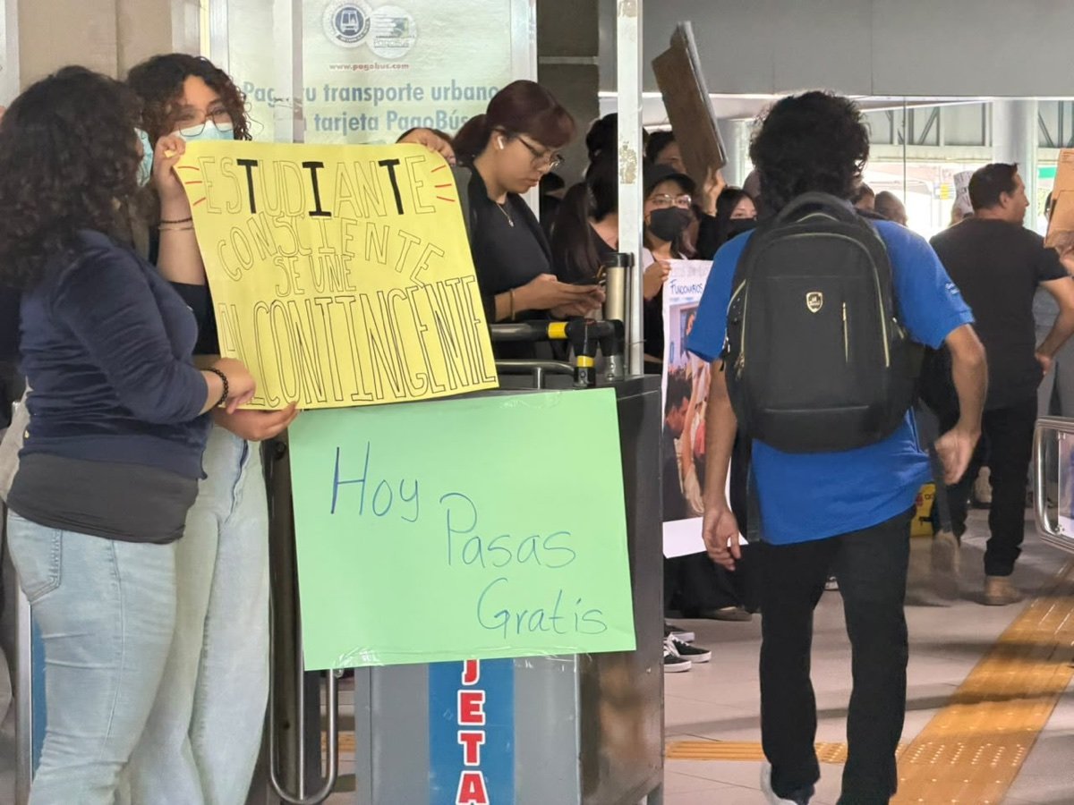 Un cartel con la leyenda «Hoy pasas gratis» junto a las taquillas de la terminal