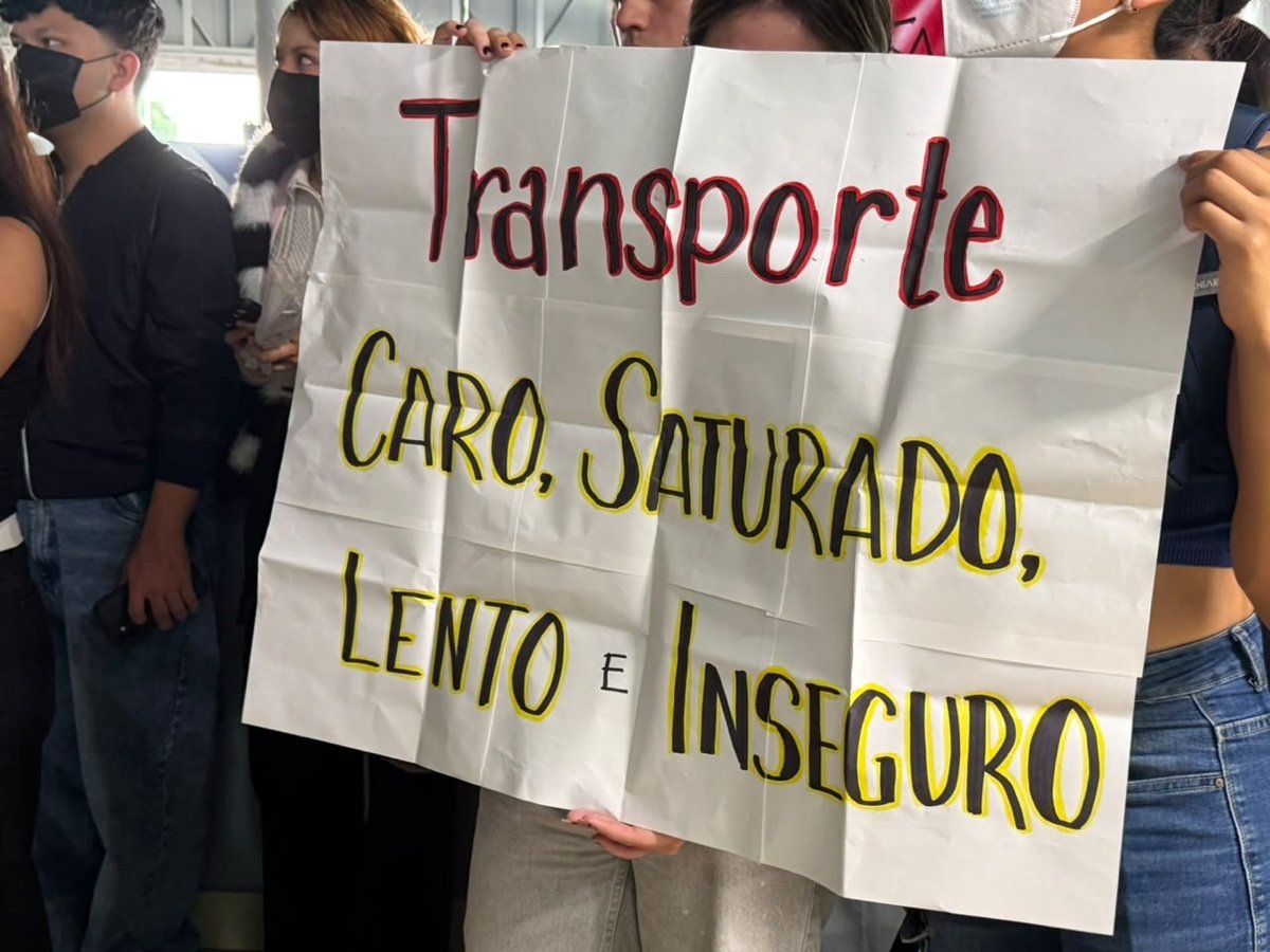 Pancarta con la leyenda «Transporte caro, saturado, lento e inseguro»
