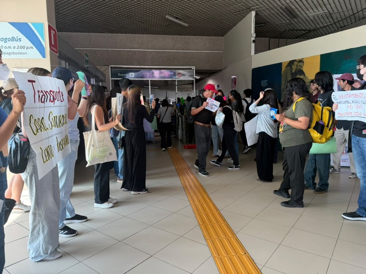 Estudiantes con pancartas forman dos vallas humanas en el acceso a la Central de Transferencia Delta de León