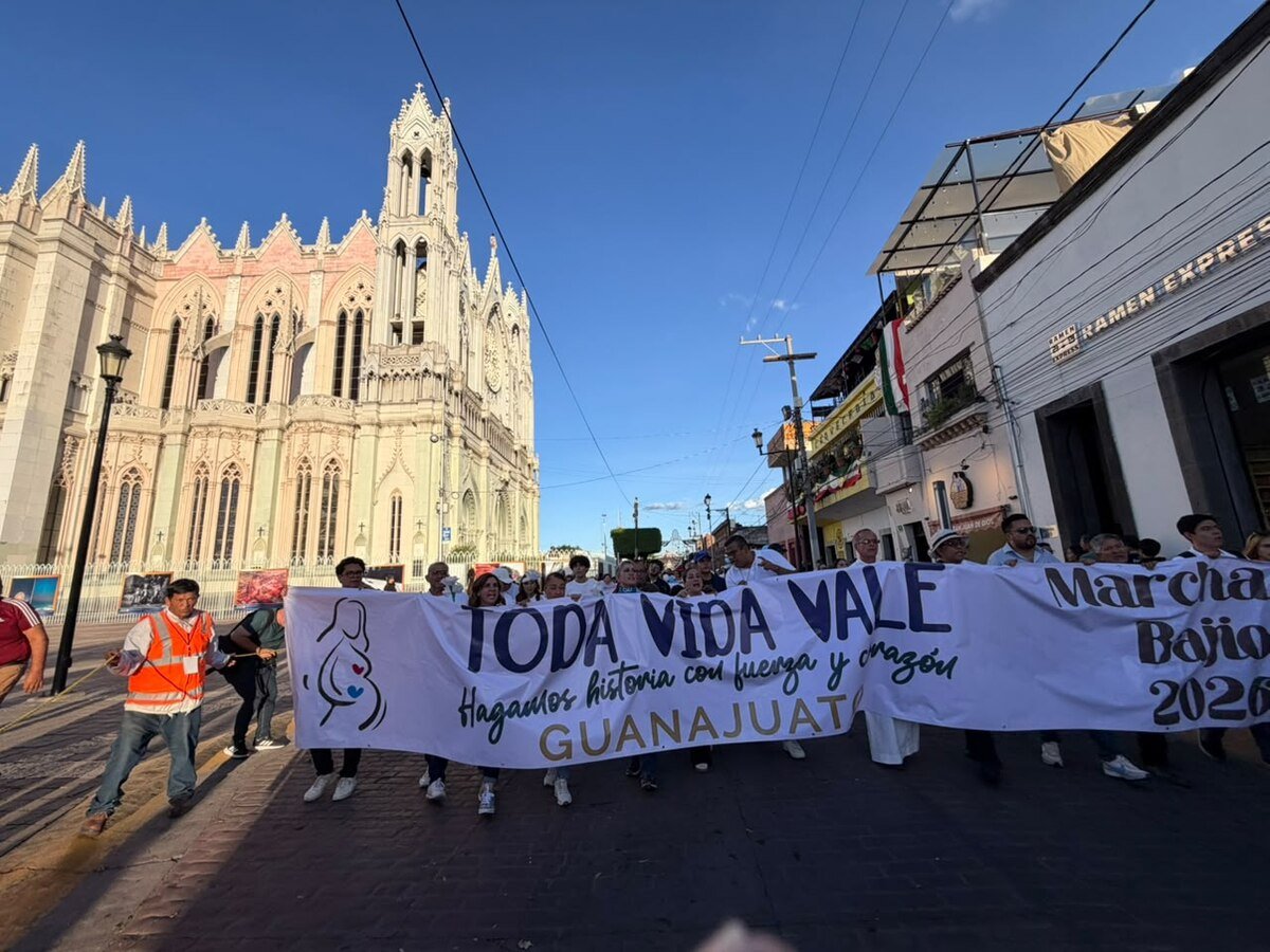 El templo expiatorio de León al paso de la marcha