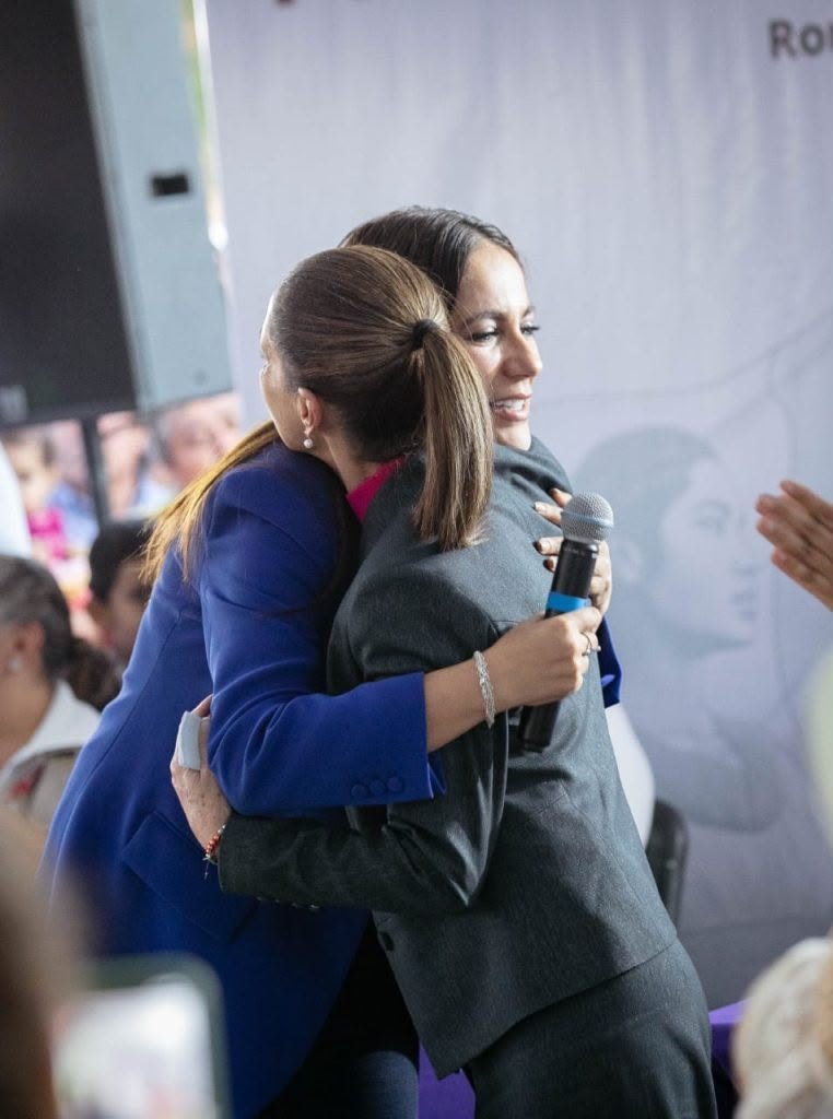 Claudia Sheinbaum Pardo y Libia Dennise García Muñoz Ledo se abrazan durante un evento en Romita.