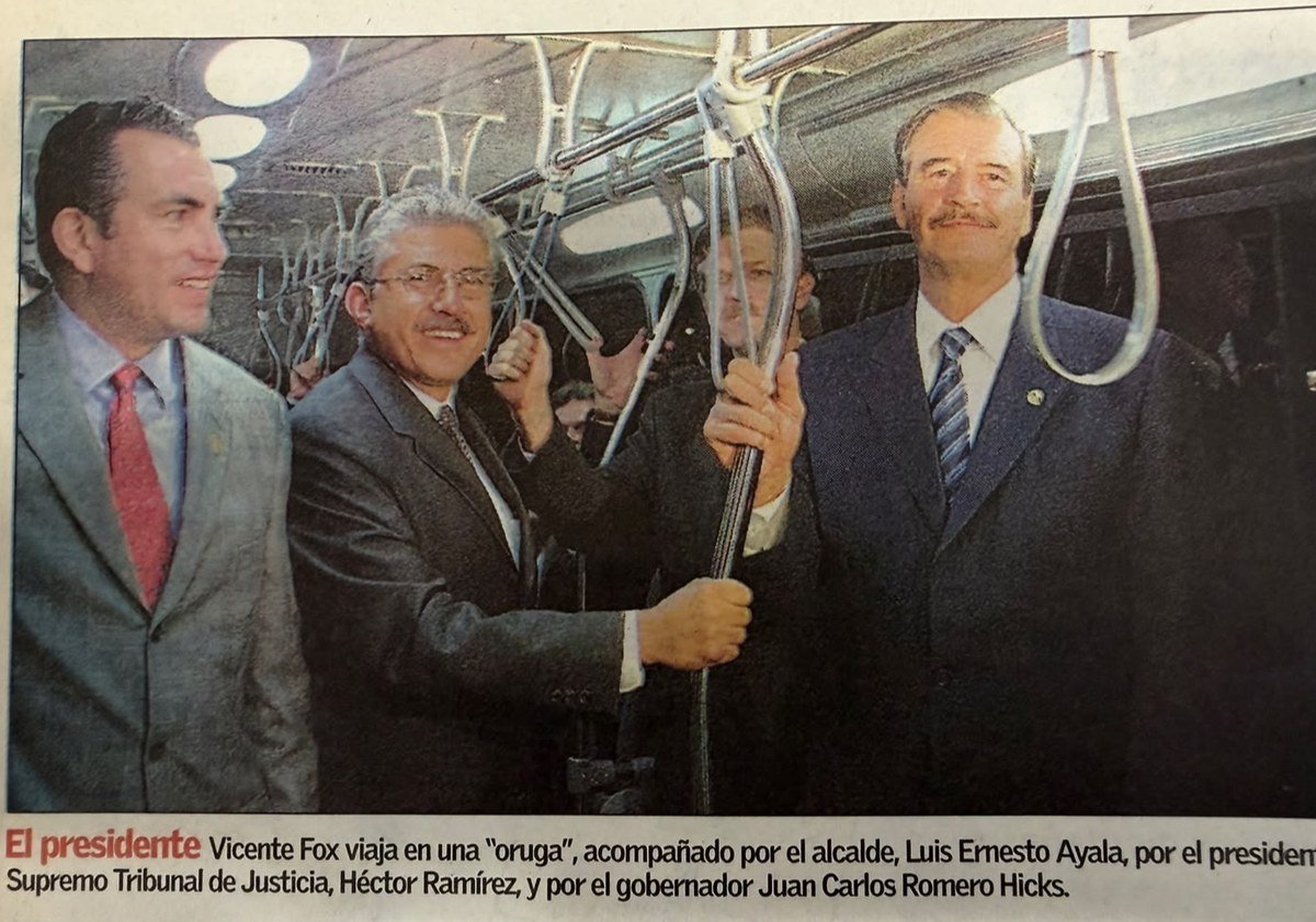 Recorte del diario a.m.: el presidente Vicente Fox viaja en una «oruga» con el alcalde Luis Ernesto Ayala y el gobernador Juan Carlos Romero Hicks