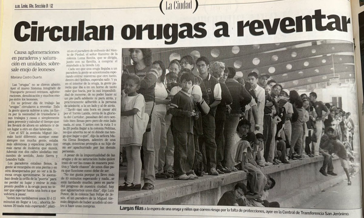 Recorte del diario a.m. con el titular «Circulan orugas a reventar» y una fotografía de largas filas de usuarios