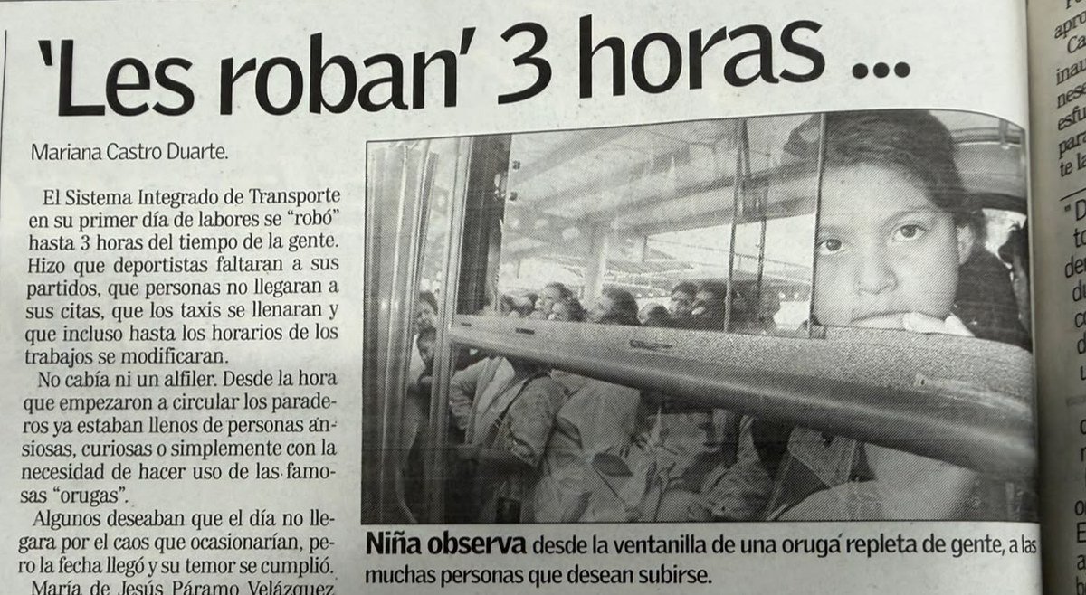 Recorte del diario a.m. con el titular «Les roban 3 horas» y la foto de una niña asomada a la ventanilla de una unidad repleta