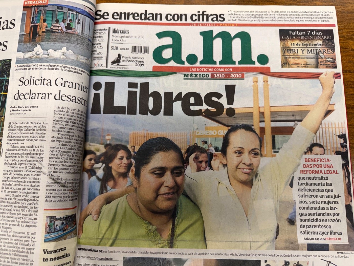 Portada del periódico a.m. del miércoles 8 de septiembre de 2010 con el titular «¡Libres!»: Yolanda Martínez Montoya, con el brazo en alto, sale del penal de Puentecillas acompañada de otra de las liberadas