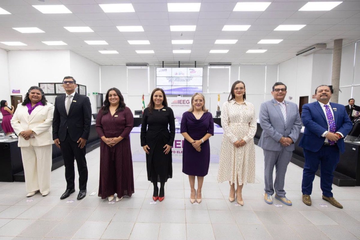 Integrantes del consejo actual del IEEG, de pie en la sala de sesiones.