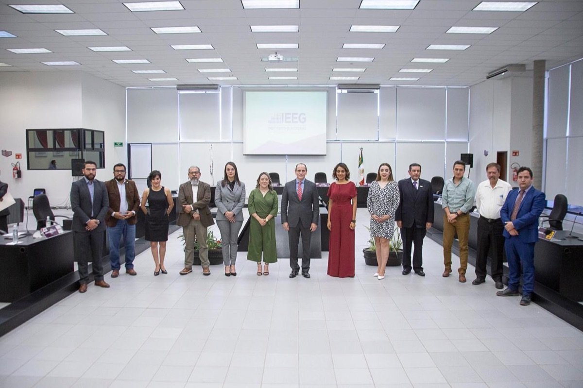 Fotografía de grupo del consejo anterior del IEEG en la sala de sesiones.