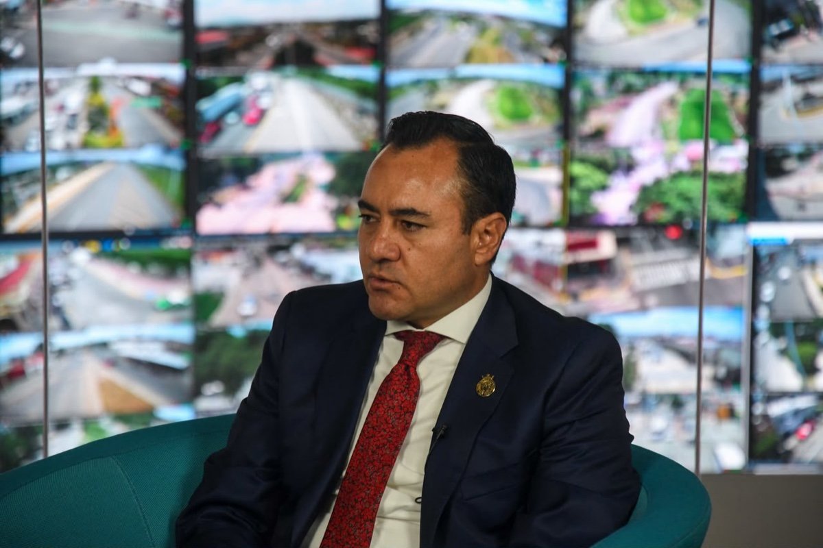 Juan Mauro González durante la entrevista, con el muro de pantallas de videovigilancia detrás.