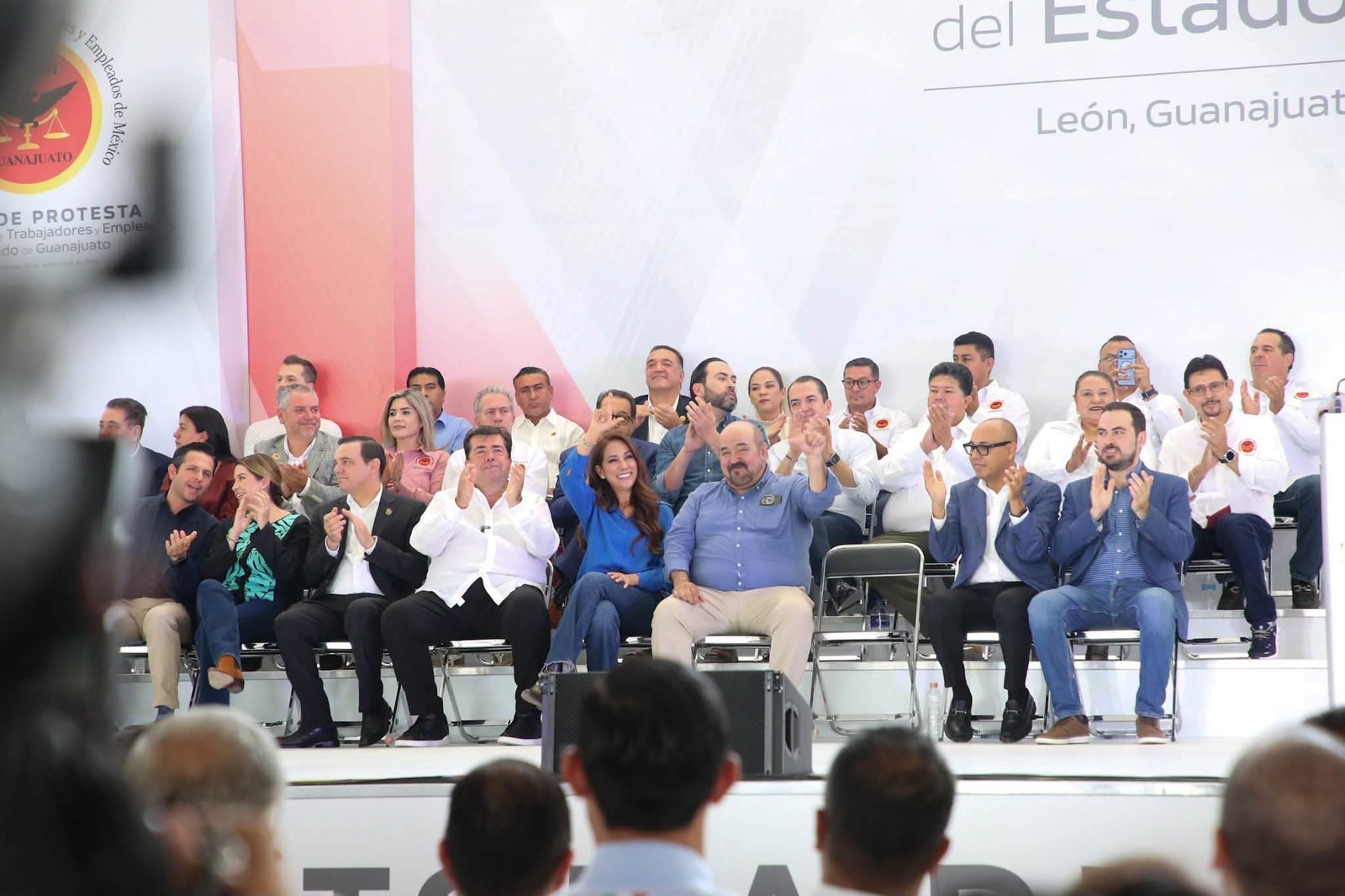 Vista del acto de la CATEM en el Poliforum de León, con el presídium y el público.