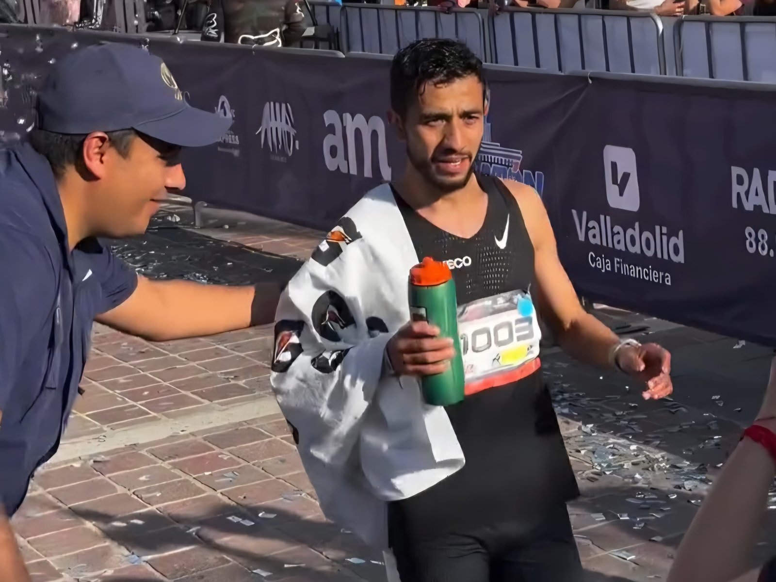 Juan Joel Pacheco, con el dorsal 1003, tras cruzar la meta del Maratón León 2026.