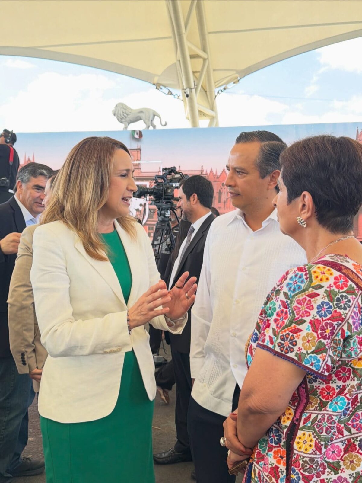 La gobernadora Libia Dennise García Muñoz Ledo saludando a su llegada al informe