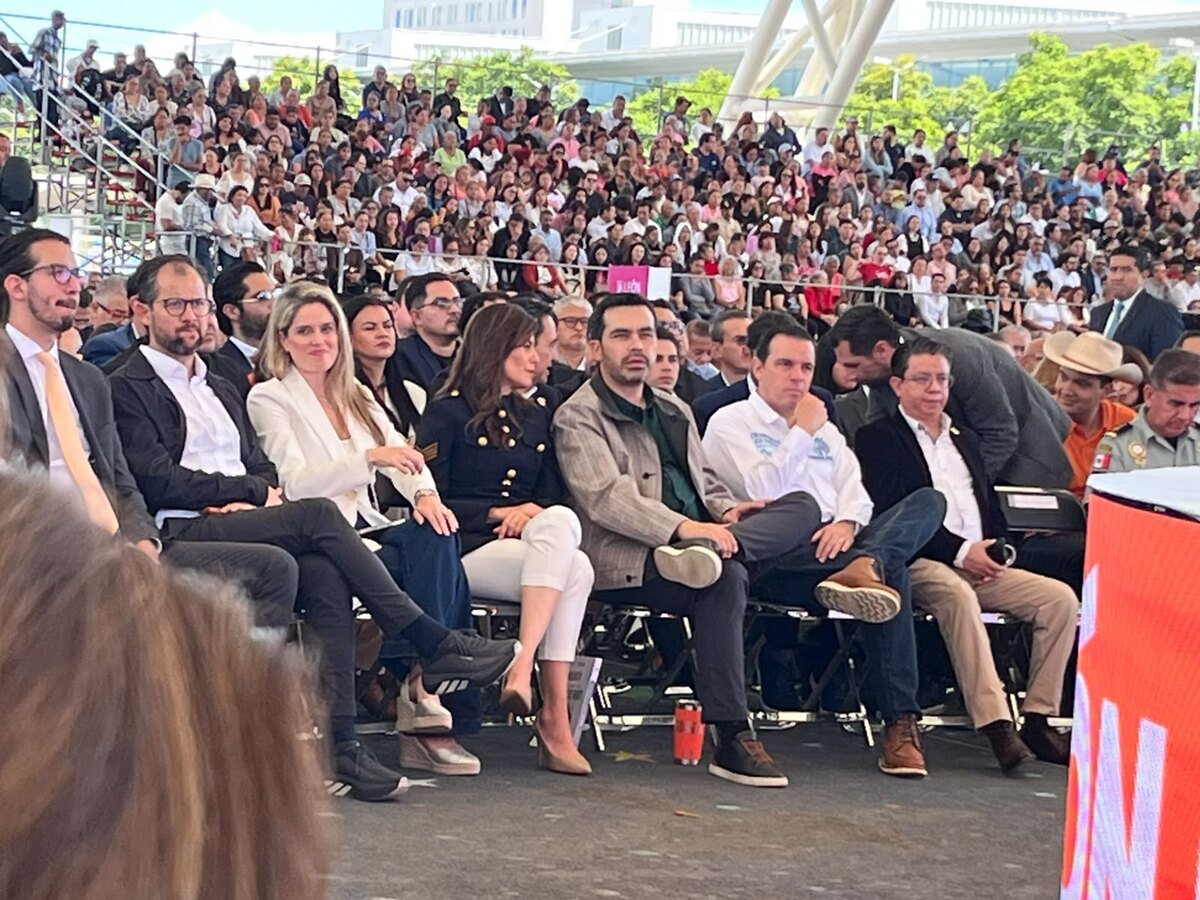 La primera fila del informe, con los invitados de Movimiento Ciudadano