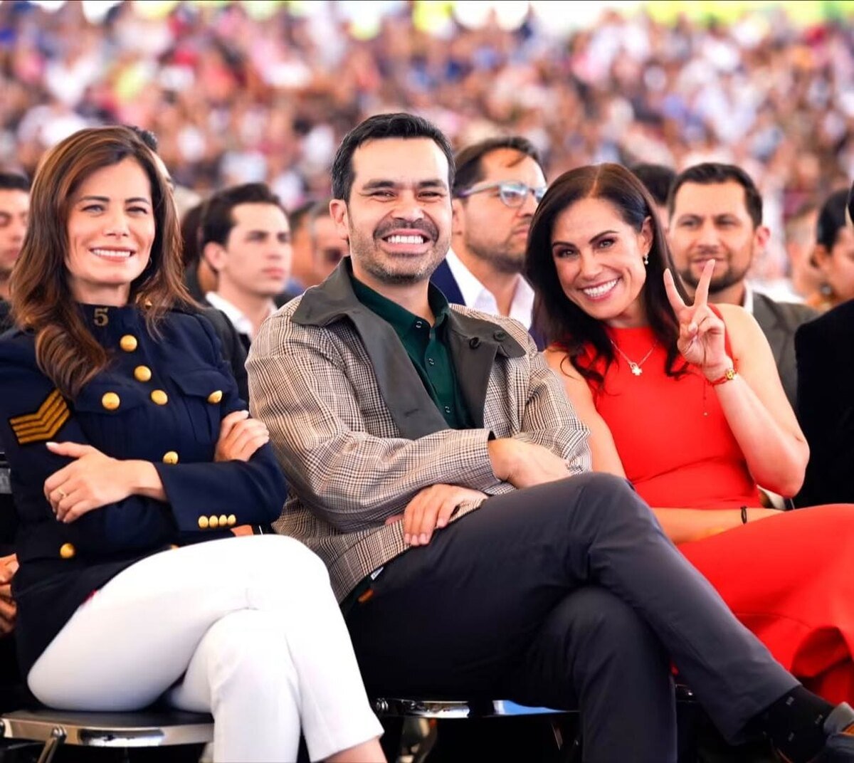 Jorge Álvarez Máynez sentado en la zona VIP del informe, entre otros invitados