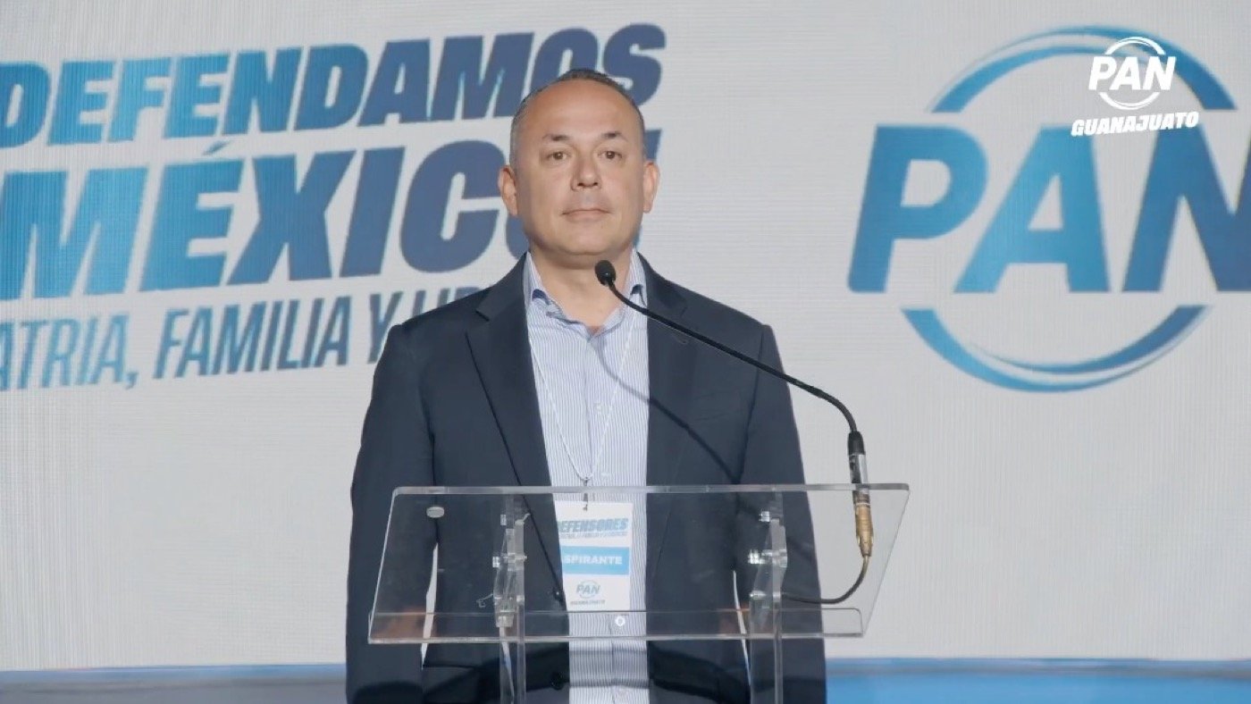 Antonio de Jesús Navarro habla en la tribuna del acto del PAN Guanajuato, con el lema Defendamos México.