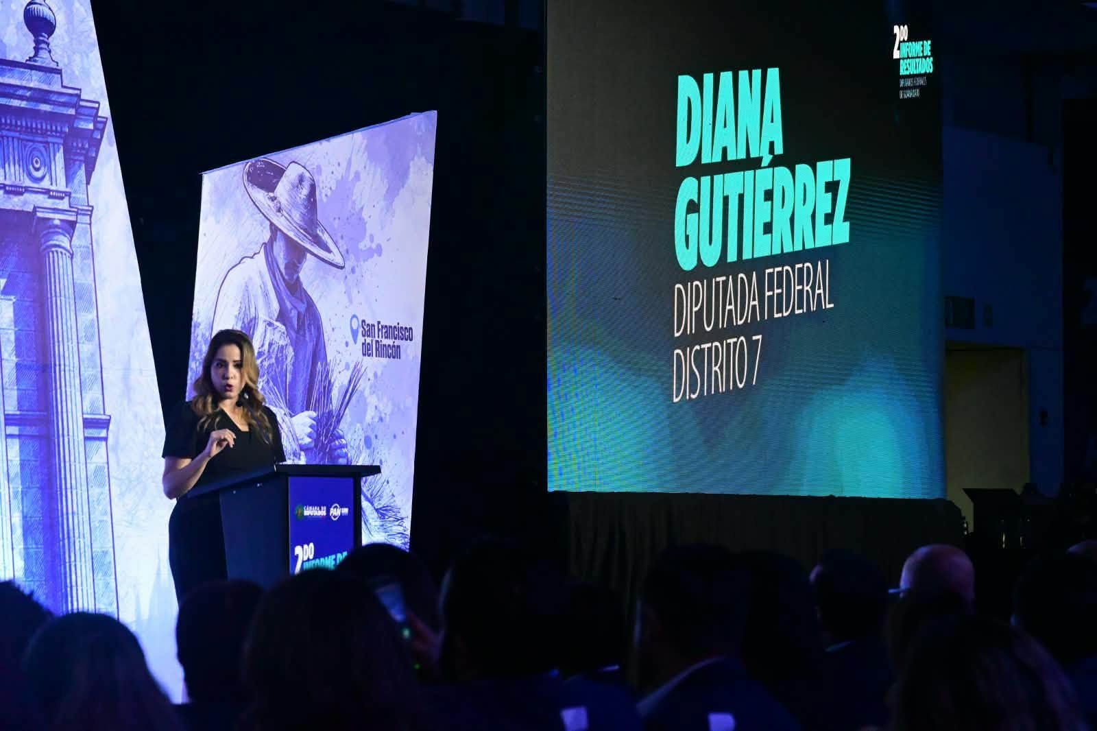 Una diputada habla desde el atril; en la pantalla, «Diana Gutiérrez, diputada federal, distrito 7».