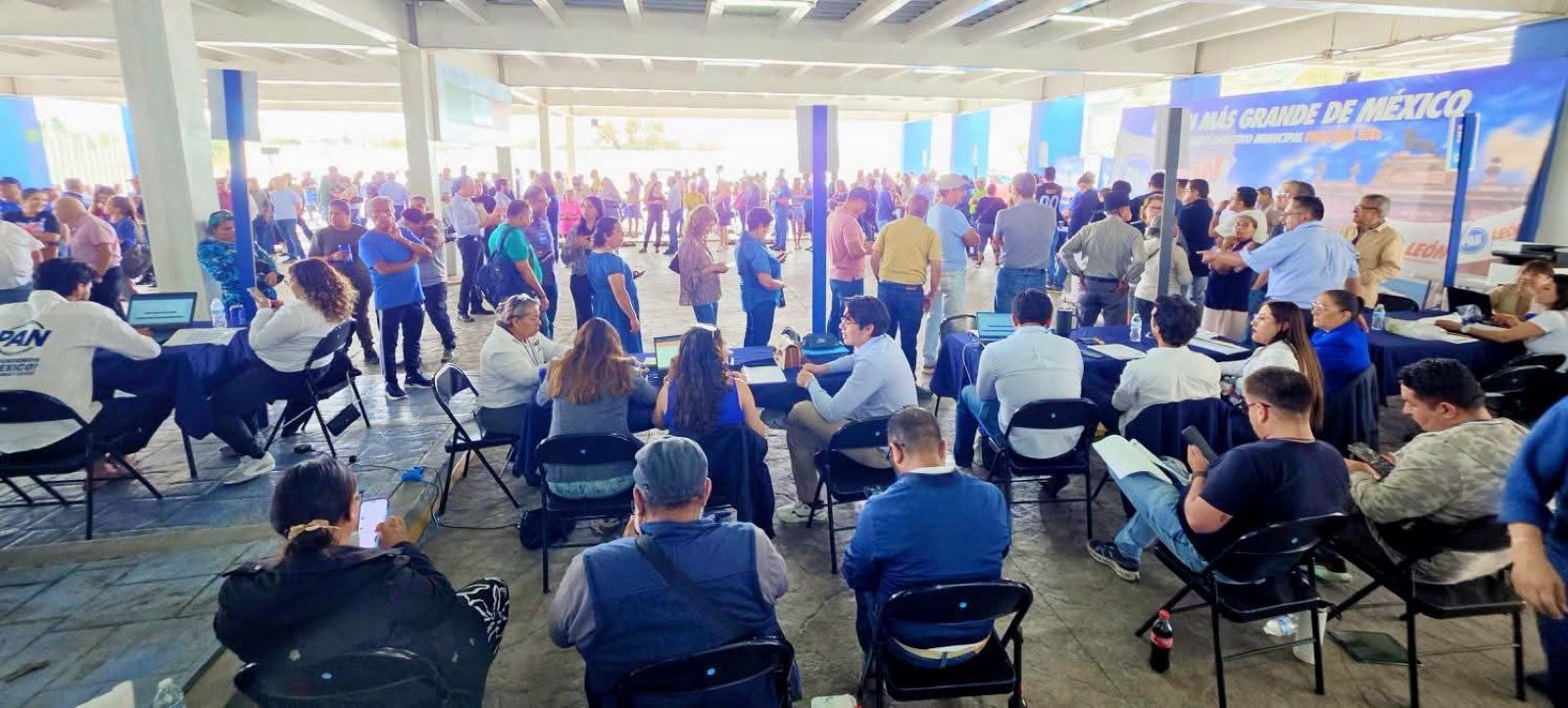 Militantes sentados bajo la techumbre de la explanada del comité municipal del PAN en León.