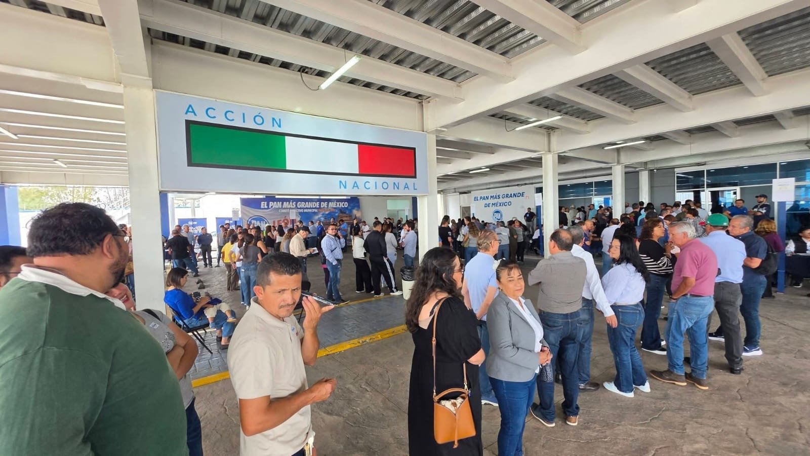 Militantes hacen fila bajo la techumbre del comité municipal del PAN en León.