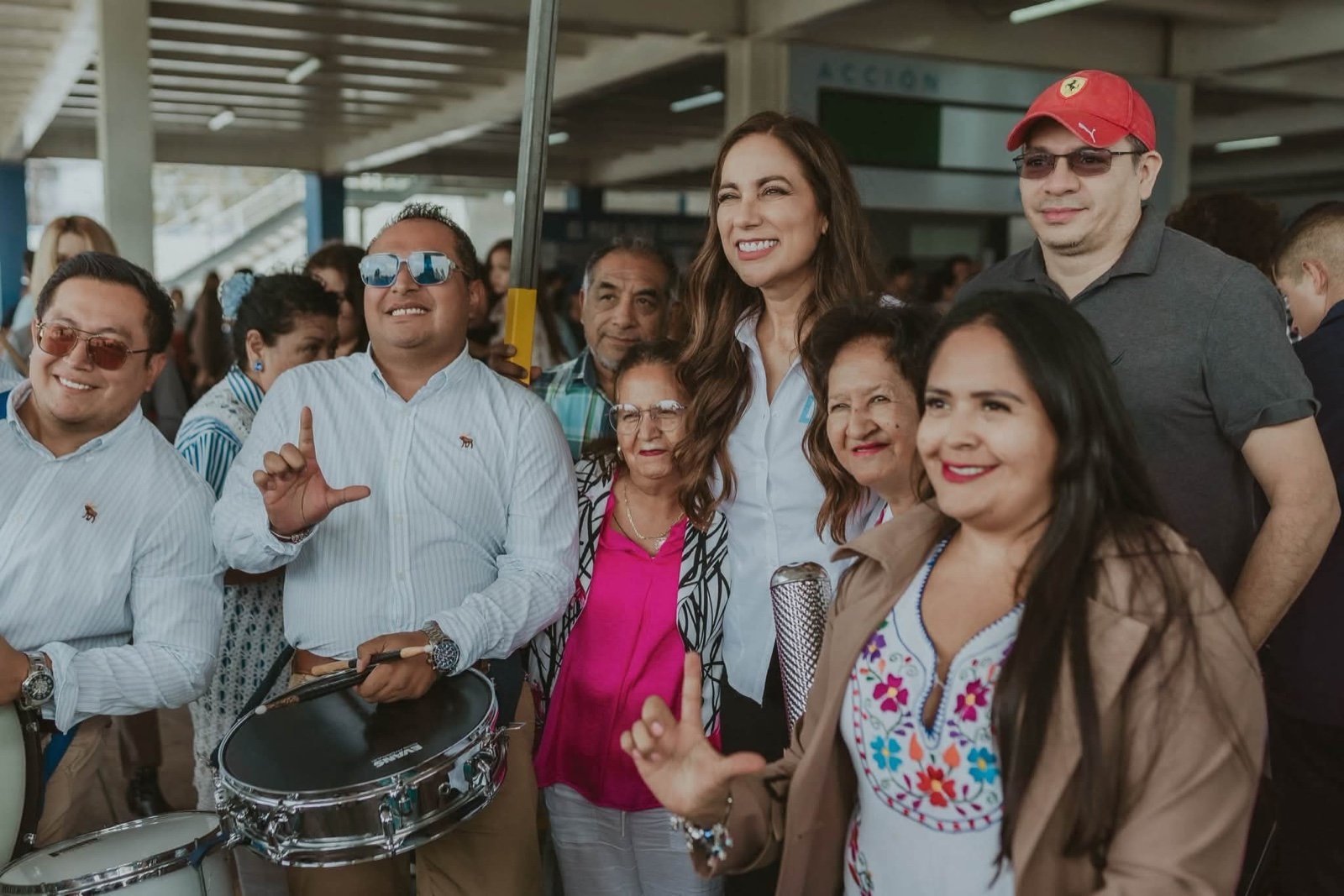 La gobernadora Libia Dennise García Muñoz Ledo entre militantes y un músico con tambor.