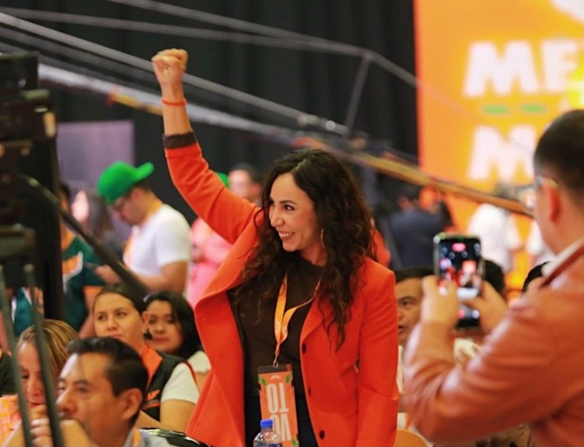 Yulma Rocha Aguilar levanta el puño en un acto de Movimiento Ciudadano.
