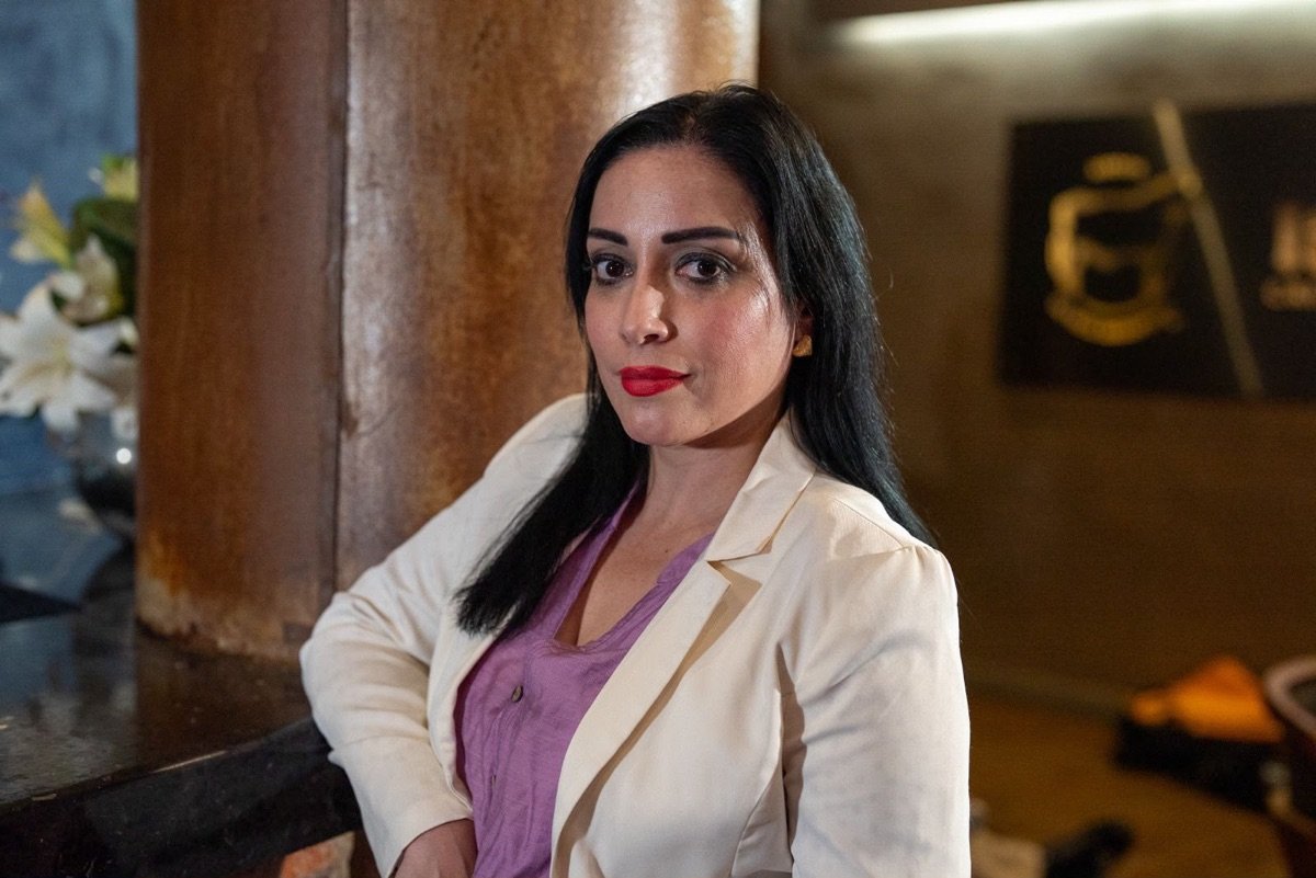Itzel Ballesteros Villagómez, retrato de medio cuerpo.