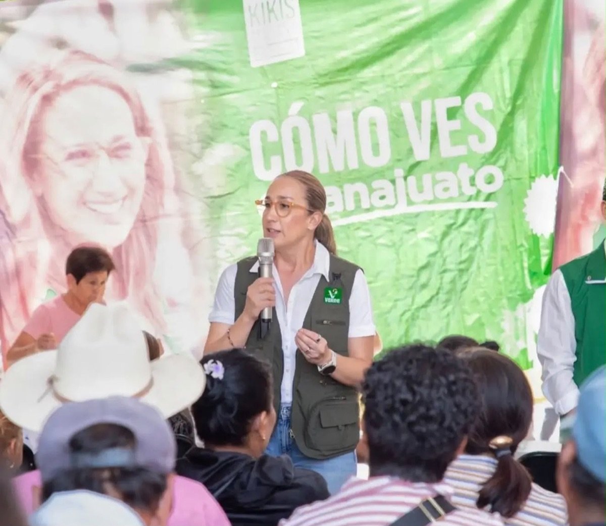 Virginia «Kikis» Magaña Fonseca habla con micrófono ante un público sentado.