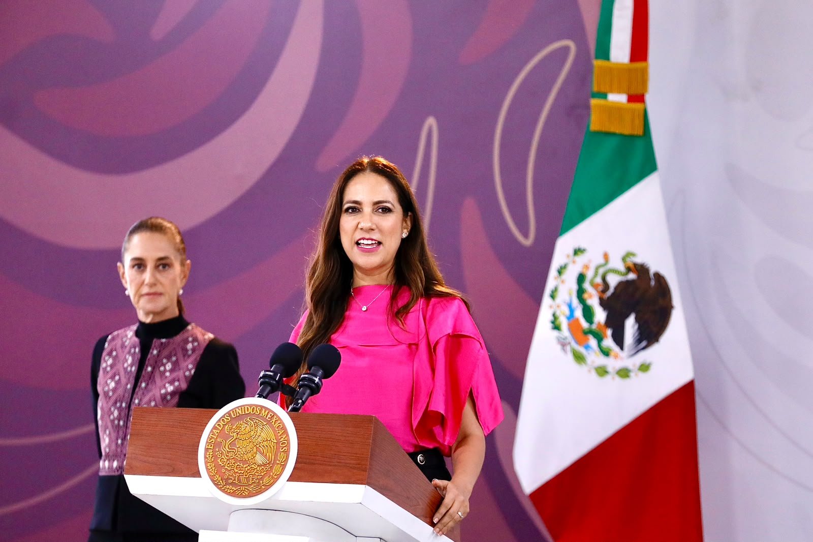 La gobernadora Libia Dennise García Muñoz Ledo en el atril de la conferencia matutina, con la presidenta Claudia Sheinbaum detrás.