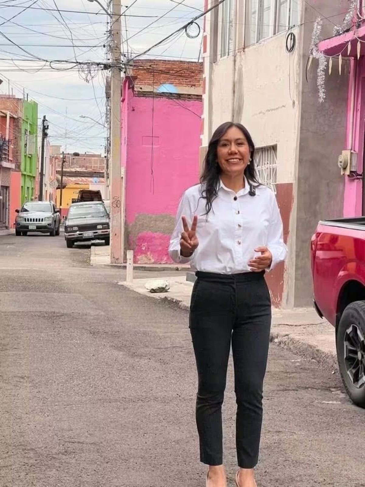Susana Bermúdez Cano camina por una calle de Irapuato durante un recorrido.