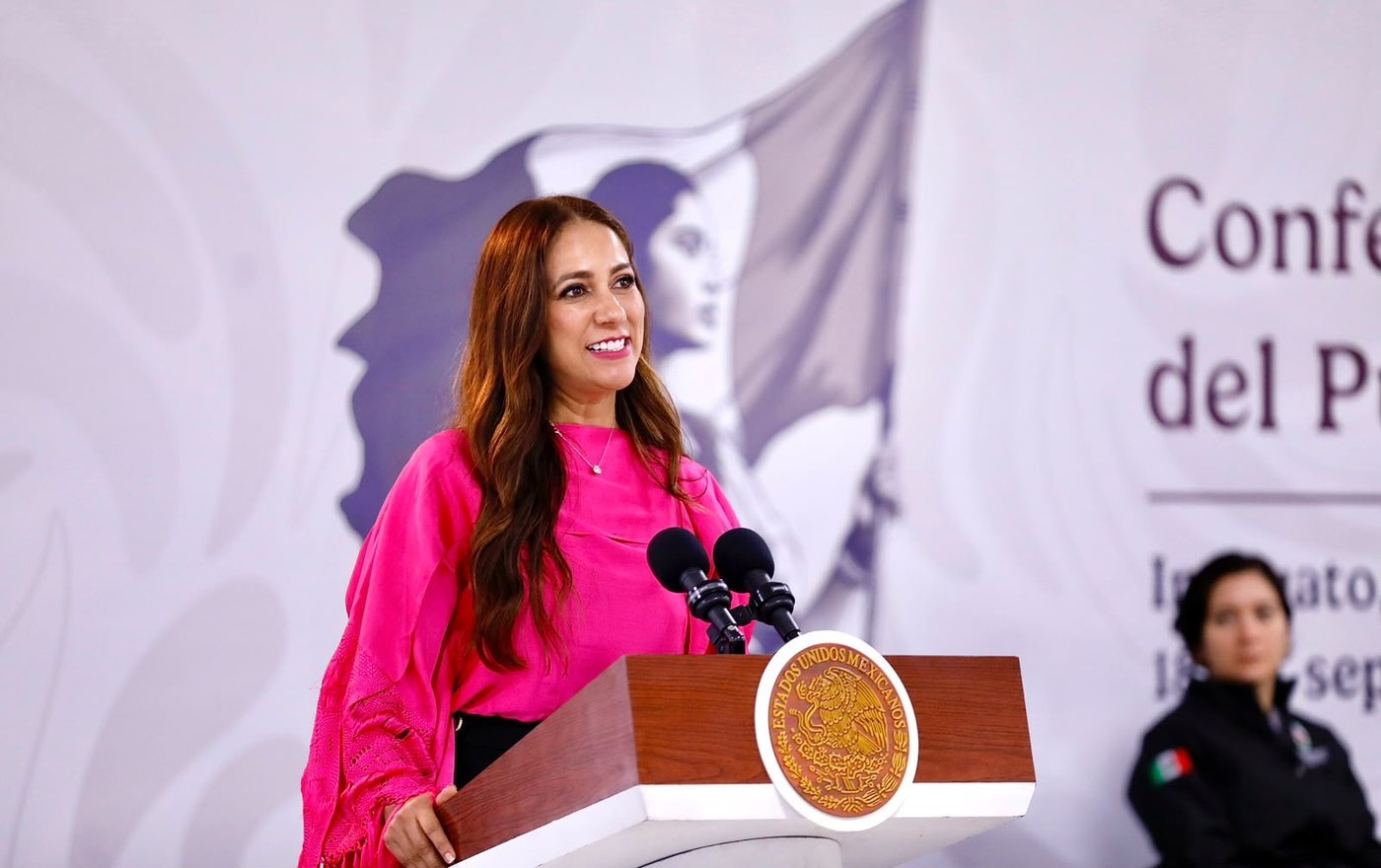 Atril de la conferencia matutina del 18 de septiembre en Irapuato, con el telón de la Conferencia del Pueblo al fondo.