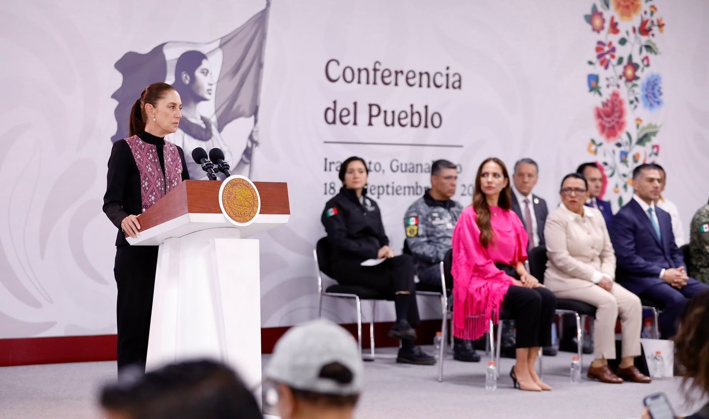 La presidenta Claudia Sheinbaum en el atril de la conferencia matutina en la XII Región Militar de Irapuato.